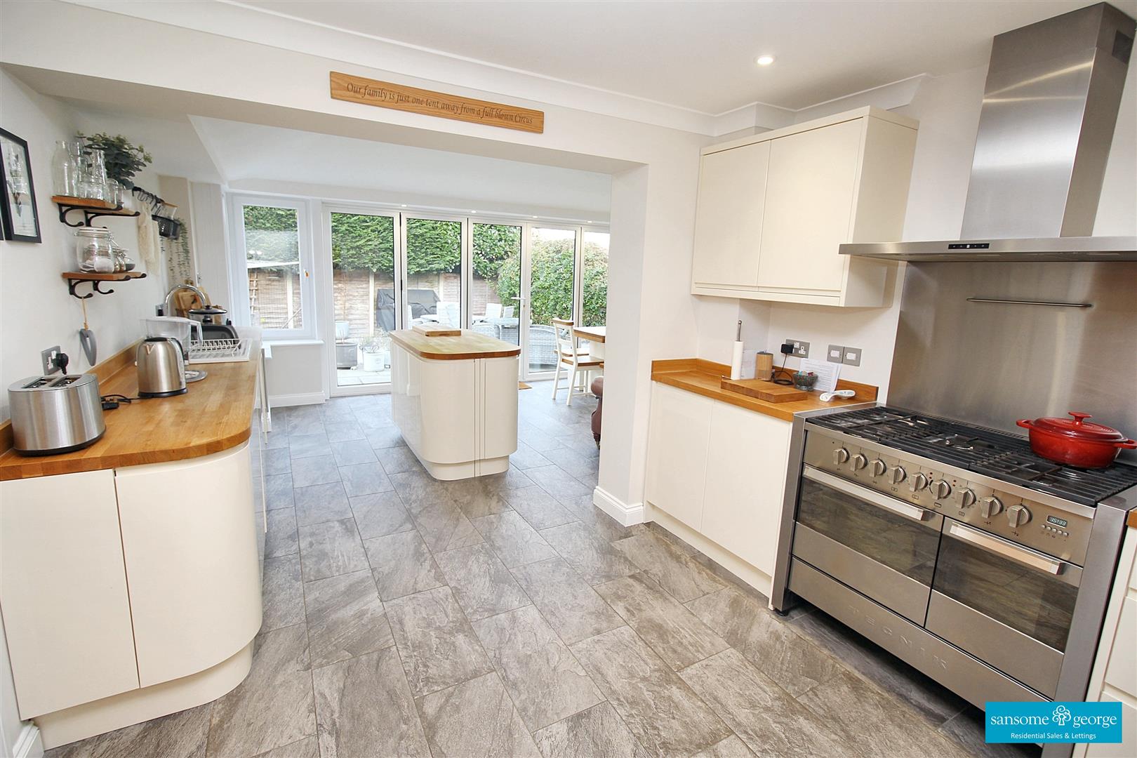 4 bed property in Hayfield Close, Reading